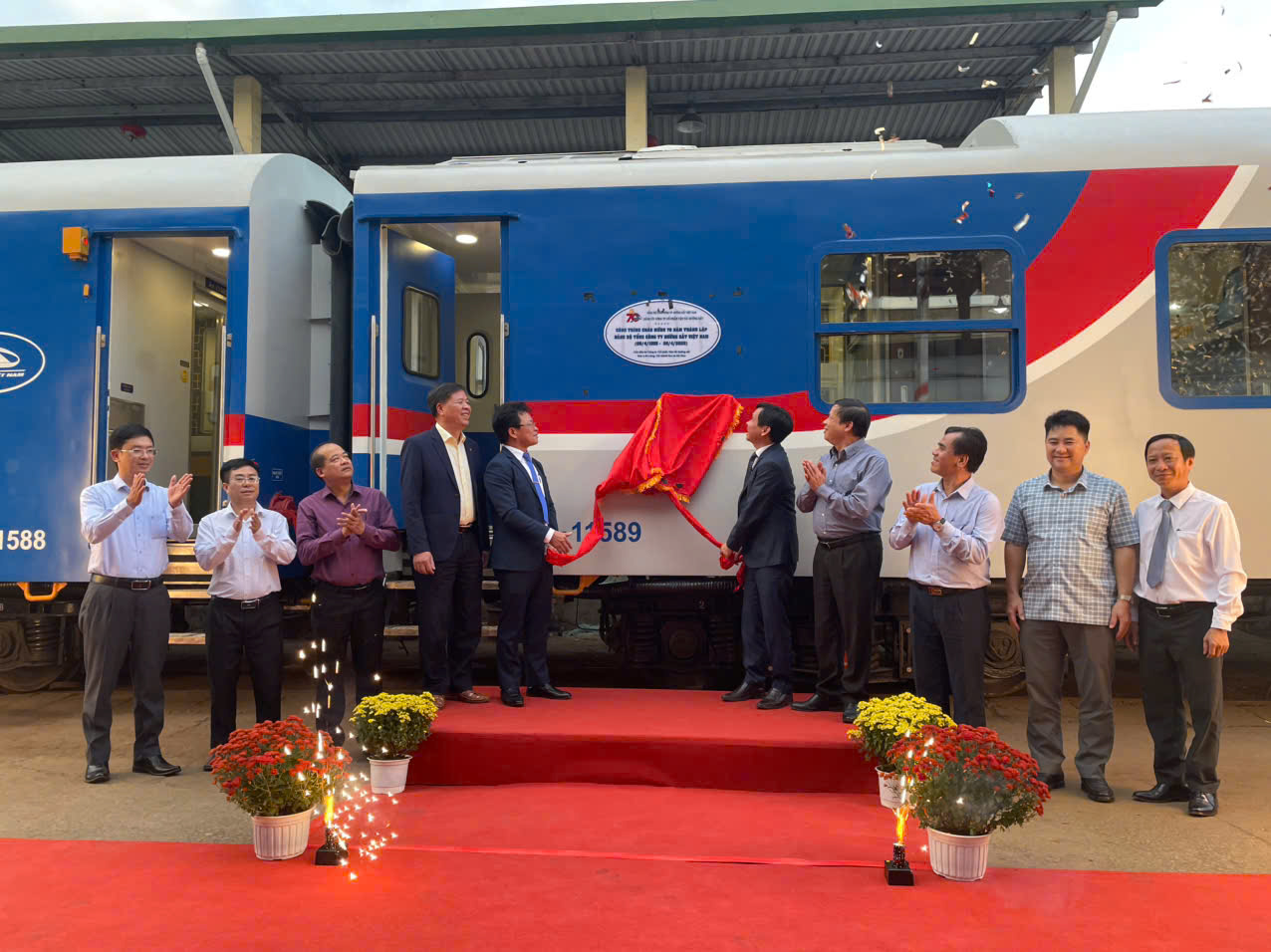 Đường sắt có thêm 11 toa xe hành khách chất lượng cao- Ảnh 1. Đường sắt có thêm 11 toa xe hành khách chất lượng cao- Ảnh 1.