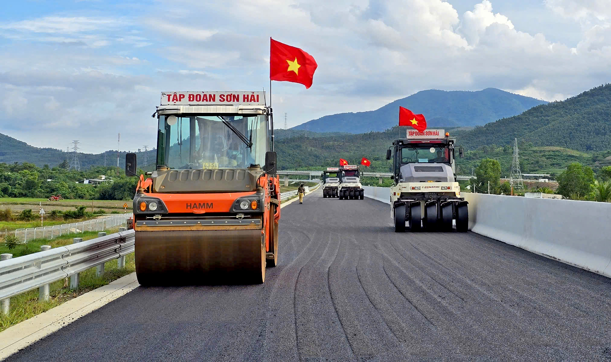 Gấp rút giải ngân vốn giao thông cuối năm- Ảnh 1. Gấp rút giải ngân vốn giao thông cuối năm- Ảnh 1.