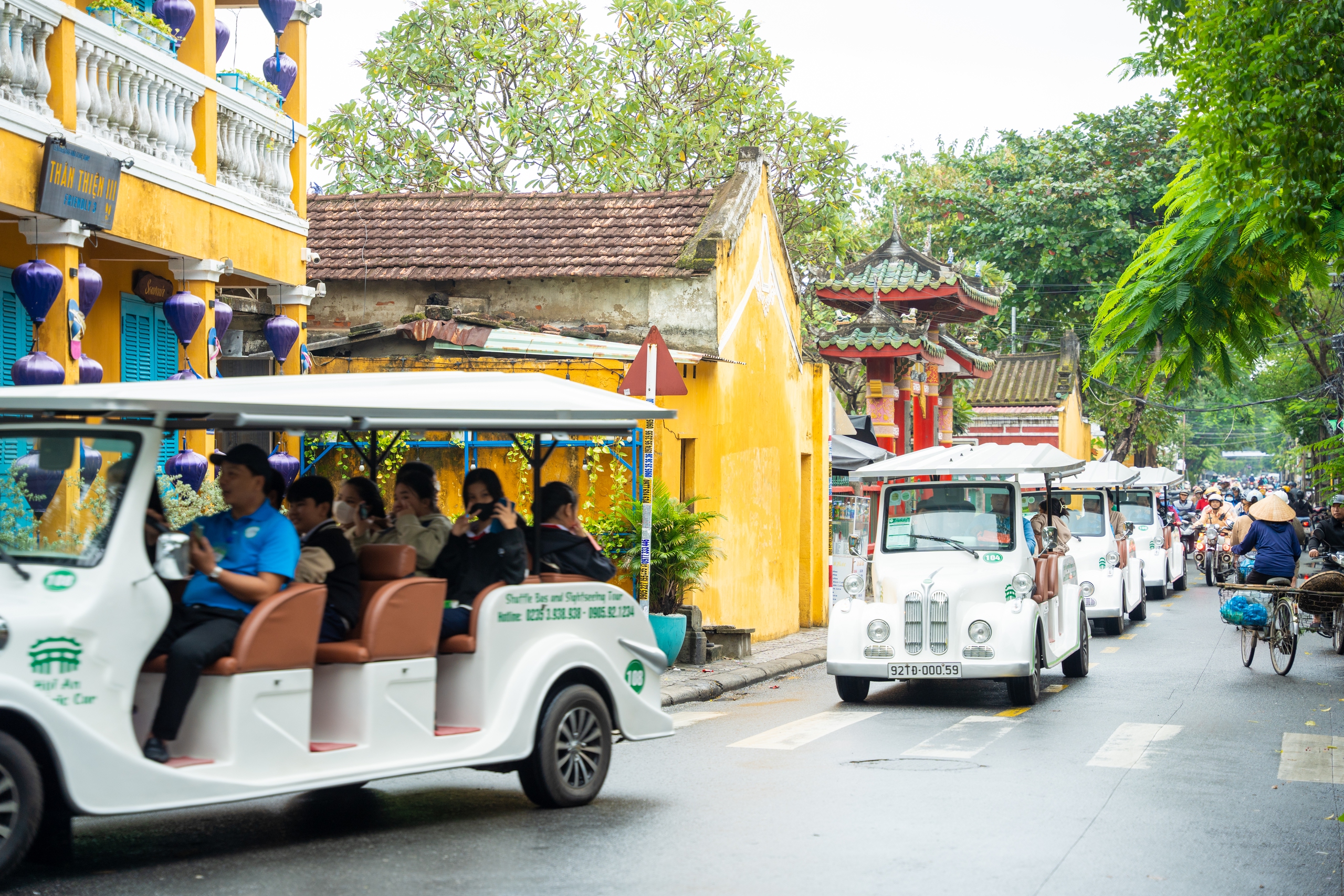 Ghe bơi, xích lô diễu hành kỷ niệm 25 năm Hội An là di sản thế giới- Ảnh 1. Ghe bơi, xích lô diễu hành kỷ niệm 25 năm Hội An là di sản thế giới- Ảnh 1.