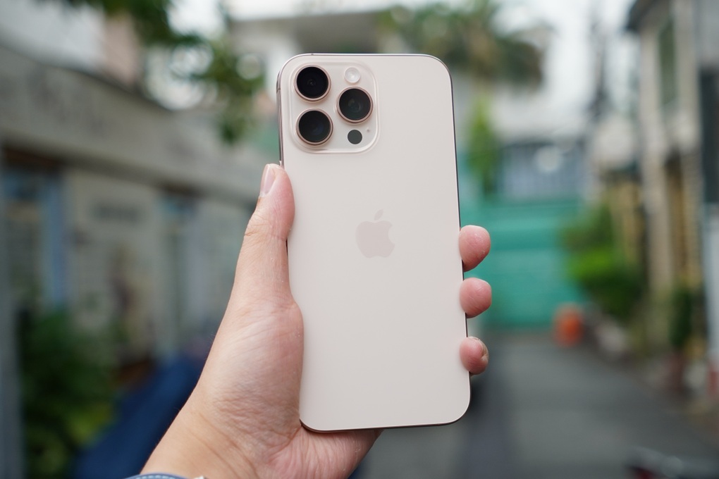 Giá iPhone 16 Pro Max màu titan sa mạc giảm sâu - 2 Giá iPhone 16 Pro Max màu titan sa mạc giảm sâu - 2
