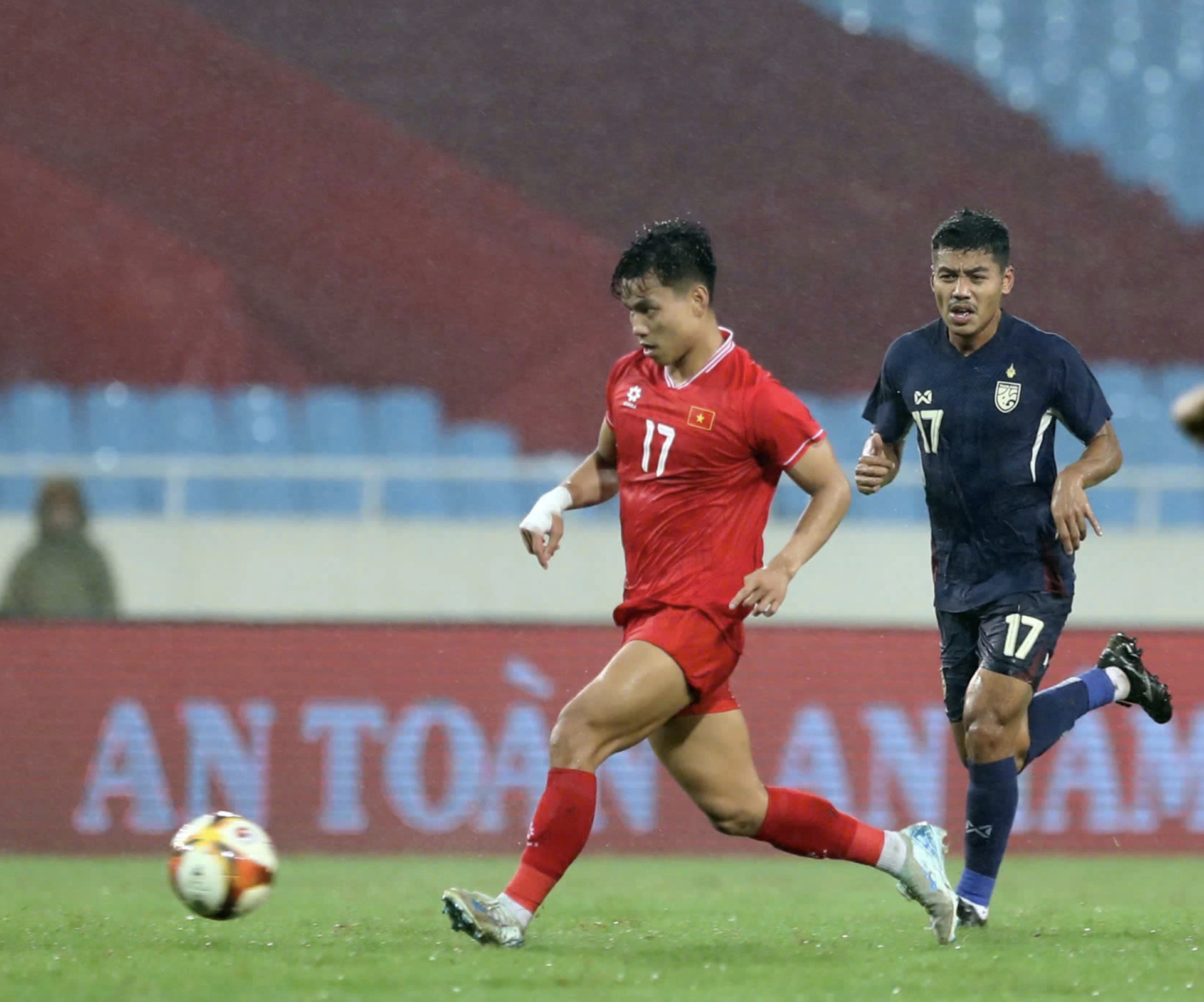 AFF Cup: Giải pháp hậu vệ trái dự phòng cho đội tuyển Việt Nam- Ảnh 2. AFF Cup: Giải pháp hậu vệ trái dự phòng cho đội tuyển Việt Nam- Ảnh 2.