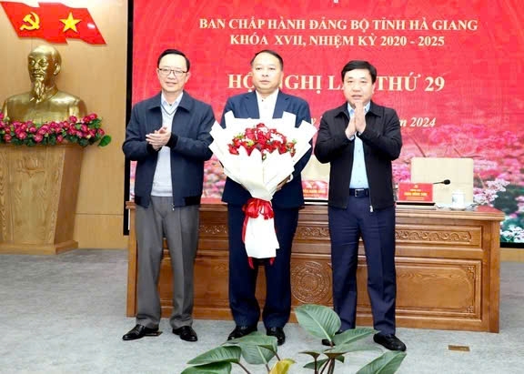Hà Giang: Giám đốc công an làm Phó bí thư Tỉnh ủy- Ảnh 1. Hà Giang: Giám đốc công an làm Phó bí thư Tỉnh ủy- Ảnh 1.