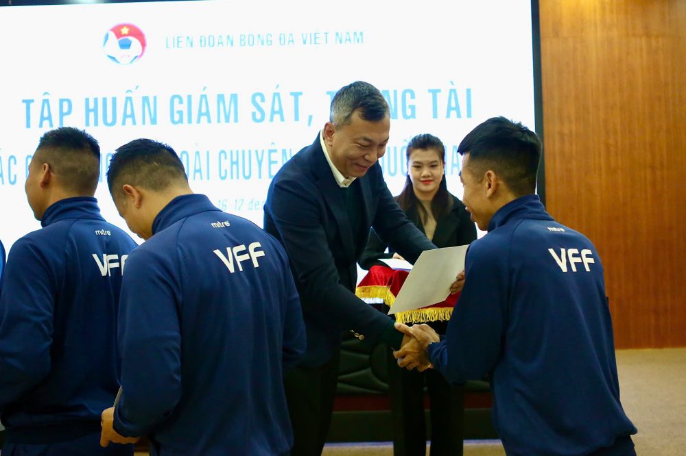Giám sát, trọng tài Việt Nam được thực hành ngay sau khi kết thúc lớp tập huấn
- Ảnh 1. Giám sát, trọng tài Việt Nam được thực hành ngay sau khi kết thúc lớp tập huấn
- Ảnh 1.