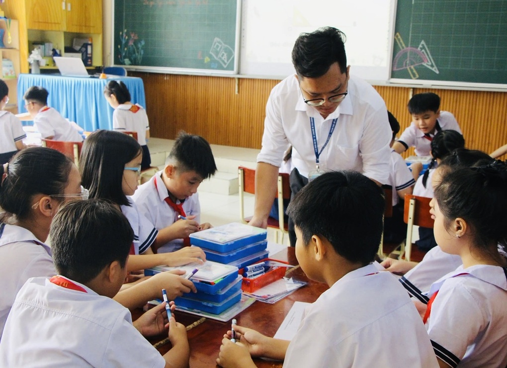 Giáo viên trường công ở TPHCM có thể nhận cả trăm triệu đồng dịp Tết - 2 Giáo viên trường công ở TPHCM có thể nhận cả trăm triệu đồng dịp Tết - 2