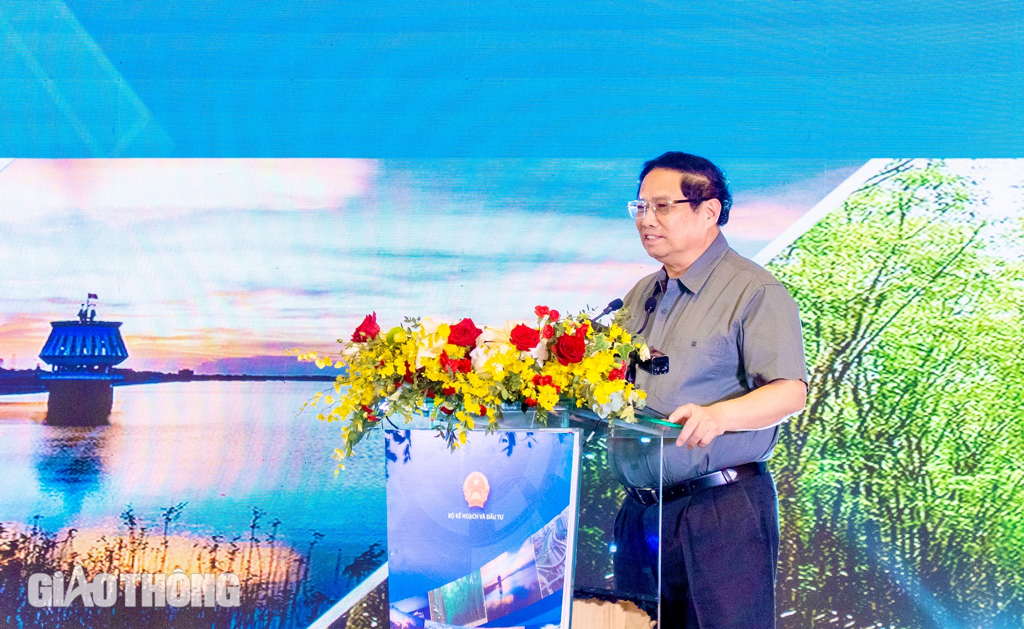 Gỡ điểm nghẽn hạ tầng để vùng Đông Nam Bộ tăng trưởng hai con số- Ảnh 1. Gỡ điểm nghẽn hạ tầng để vùng Đông Nam Bộ tăng trưởng hai con số- Ảnh 1.