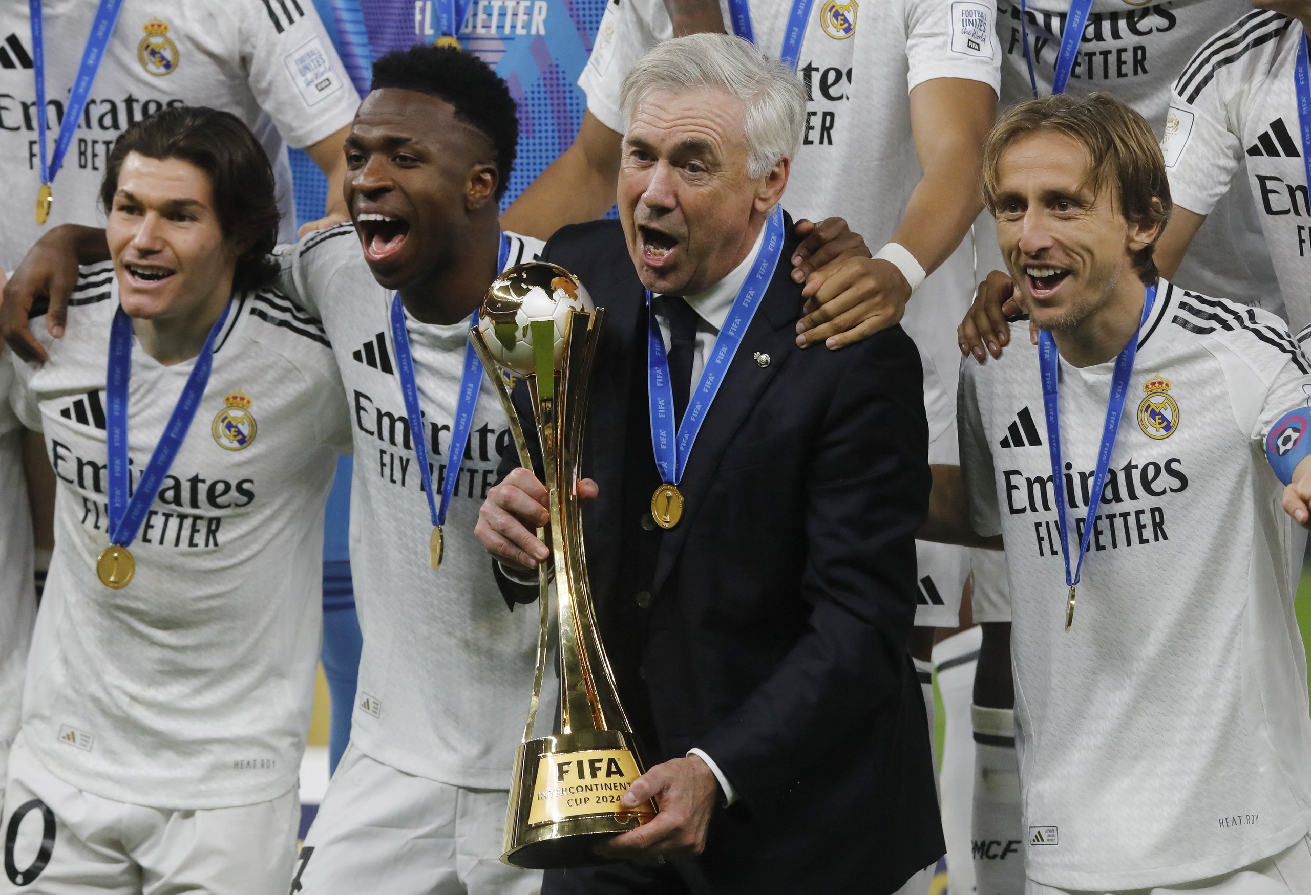 HLV Ancelotti cùng Real Madrid vô địch Intercontinental Cup, sau Siêu cúp châu Âu ở đầu mùa giải HLV Ancelotti cùng Real Madrid vô địch Intercontinental Cup, sau Siêu cúp châu Âu ở đầu mùa giải