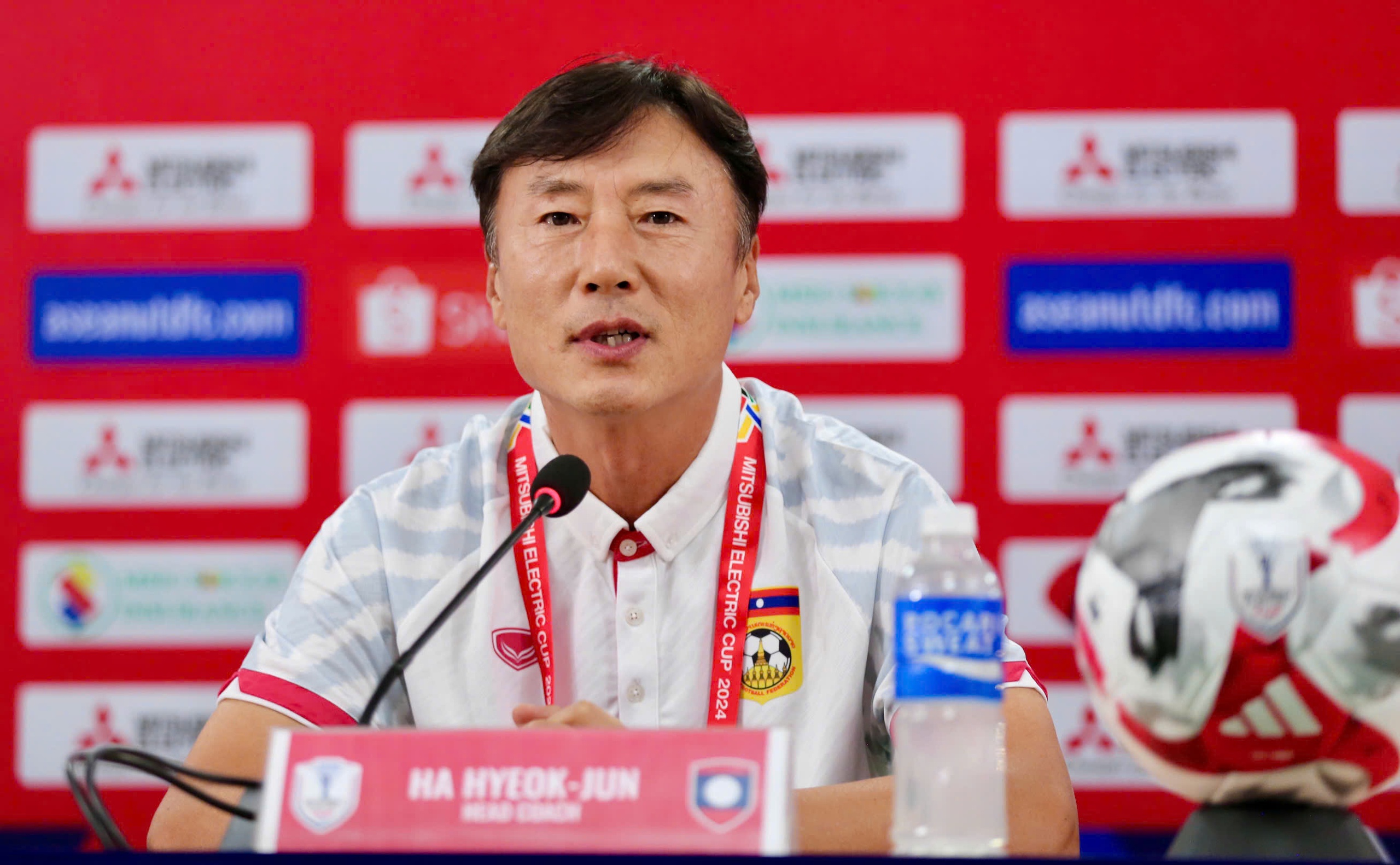 HLV Lào khen ngợi ‘đối thủ’: HLV Kim Sang-sik như con hổ của bóng đá Hàn Quốc- Ảnh 1. HLV Lào khen ngợi ‘đối thủ’: HLV Kim Sang-sik như con hổ của bóng đá Hàn Quốc- Ảnh 1.