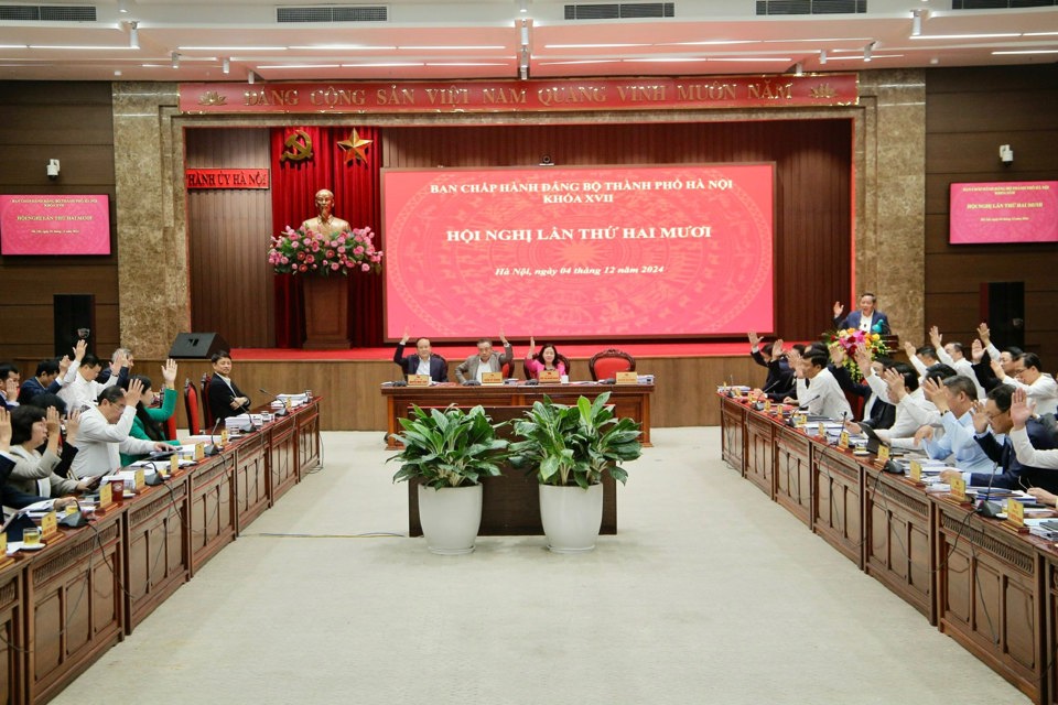 Các đại biểu biểu quyết thông qua Nghị quyết Hội nghị lần thứ 20 Ban Chấp hành Đảng bộ TP Hà Nội.
