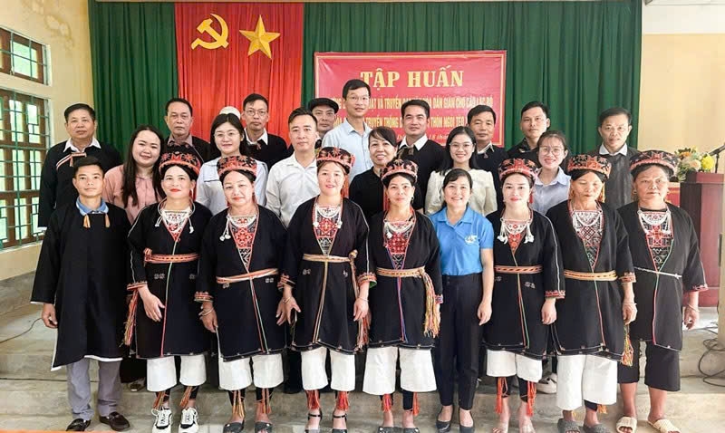 Lớp tập huấn và ra mắt CLB văn hóa dân gian truyền thống dân tộc Dao, tại xã Minh Dân Lớp tập huấn và ra mắt CLB văn hóa dân gian truyền thống dân tộc Dao, tại xã Minh Dân