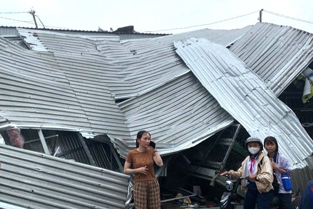 Hàng trăm cán bộ chiến sĩ khắc phục 64 căn nhà hư hại vì lốc xoáy - 1 Hàng trăm cán bộ chiến sĩ khắc phục 64 căn nhà hư hại vì lốc xoáy - 1