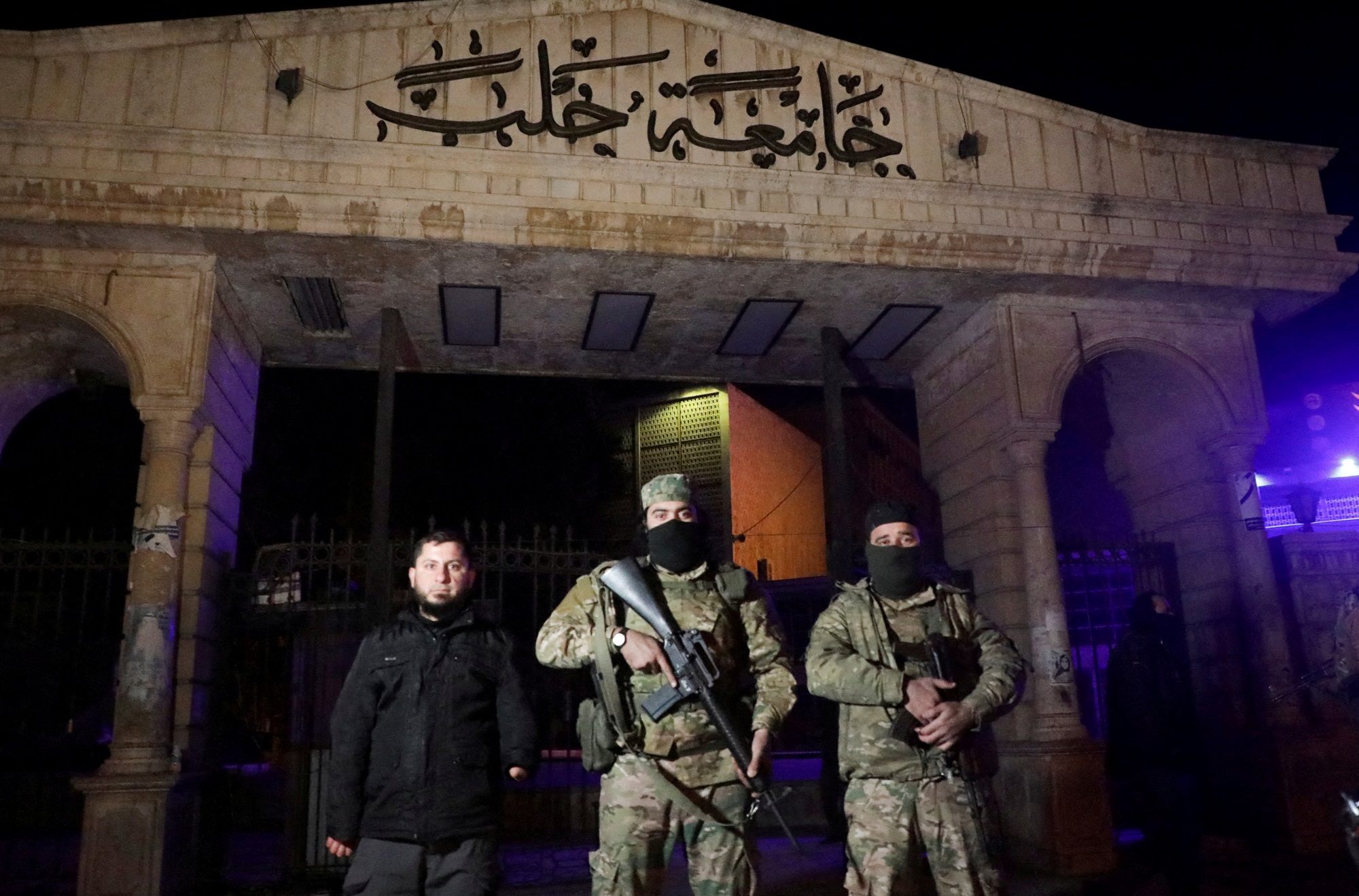 Hàng trăm dân quân từ Iraq vượt biên vào Syria để hỗ trợ chống phe nổi dậy?- Ảnh 1. Hàng trăm dân quân từ Iraq vượt biên vào Syria để hỗ trợ chống phe nổi dậy?- Ảnh 1.