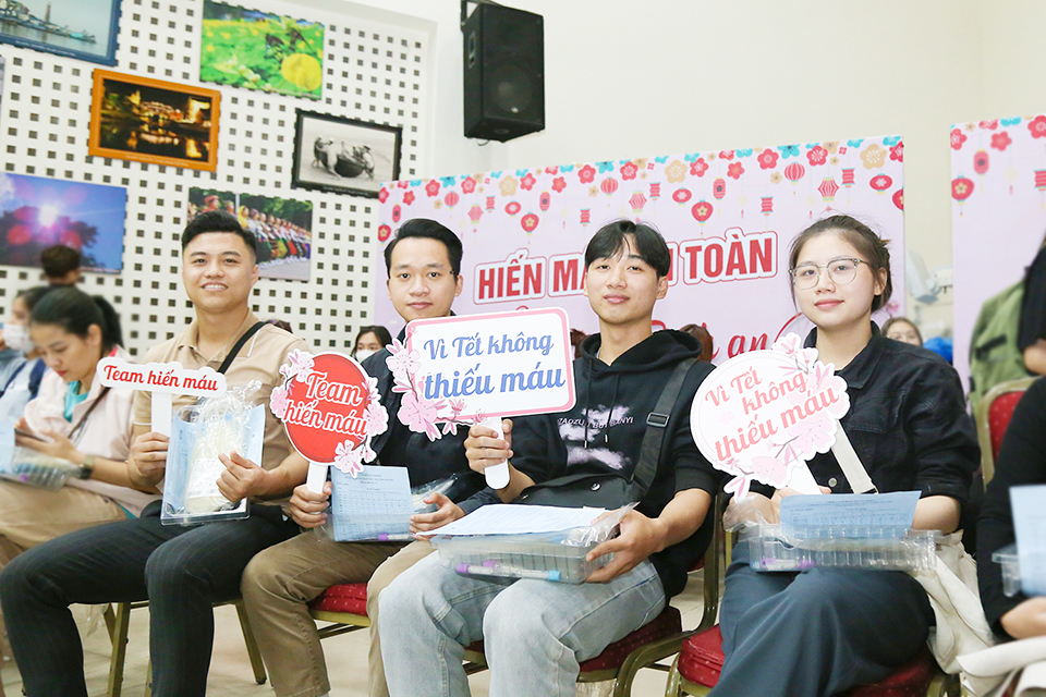 Viện Huyết học – Truyền máu T.Ư kêu gọi cộng đồng hiến máu trước tình trạng kho máu giảm.