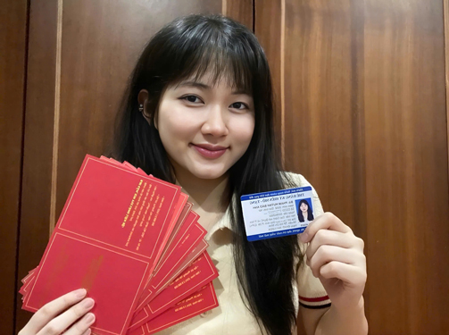 Phạm Quỳnh Bảo Anh xem những thẻ hiến máu và thẻ đăng ký hiến tạng này là bộ sưu tập hạnh phúc được tạo nên từ những đóng góp nhỏ bé của riêng mình Phạm Quỳnh Bảo Anh xem những thẻ hiến máu và thẻ đăng ký hiến tạng này là bộ sưu tập hạnh phúc được tạo nên từ những đóng góp nhỏ bé của riêng mình