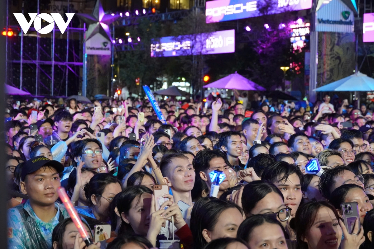 hàng nghìn khán giả đội mưa xem hieuthuhai hát tại hozo 2024 hình ảnh 1 hang nghin khan gia doi mua xem hieuthuhai hat tai hozo 2024 hinh anh 1