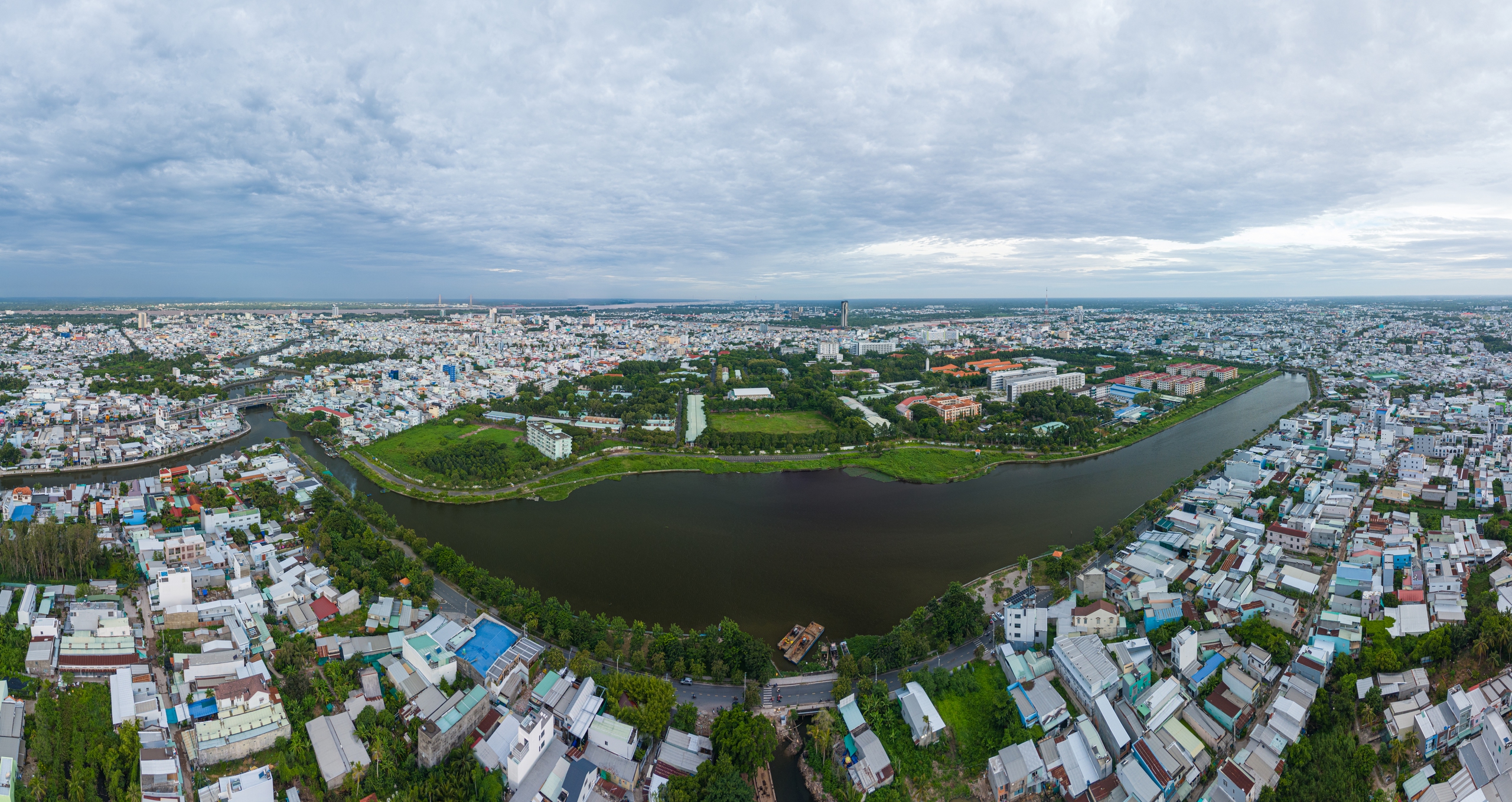 Hiện trạng đối lập của hai hồ chống ngập ở trung tâm Cần Thơ- Ảnh 1. Hiện trạng đối lập của hai hồ chống ngập ở trung tâm Cần Thơ- Ảnh 1.