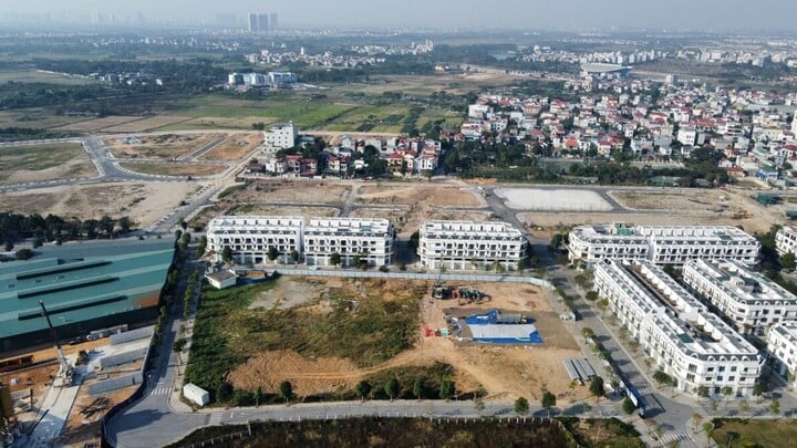 Tổng Công ty 319 Bộ Quốc phòng vừa khởi công Dự án khu nhà ở xã hội xã Uy Nỗ, huyện Đông Anh (TP Hà Nội). Đây là dự án nhà ở xã hội hiếm hoi tại Hà Nội được khởi công trong năm nay. Trước đó, ngày 5/12, Dự án nhà ở xã hội tại ô đất NO1 khu đô thị mới Hạ Đình, xã Tân Triều, huyện Thanh Trì (TP Hà Nội) cũng được khởi công với quy mô 440 căn hộ.