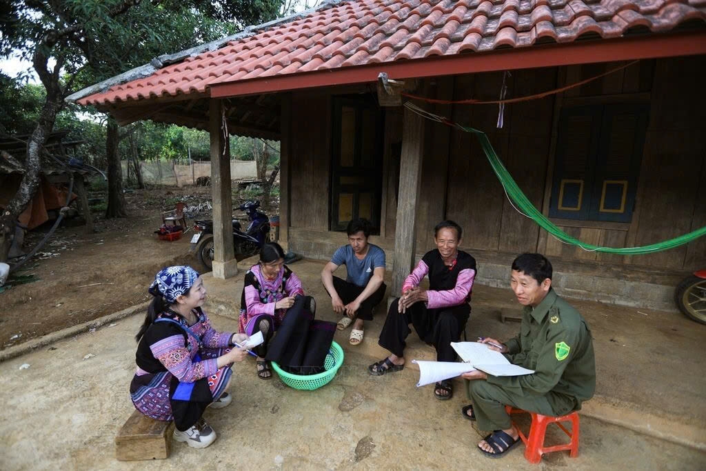Ông Sùng A Dếnh cùng chính quyền xã Hang Kia đi đến từng nhà vận động hàng chục người nghiện tự giác đi cai nghiện Ông Sùng A Dếnh cùng chính quyền xã Hang Kia đi đến từng nhà vận động hàng chục người nghiện tự giác đi cai nghiện