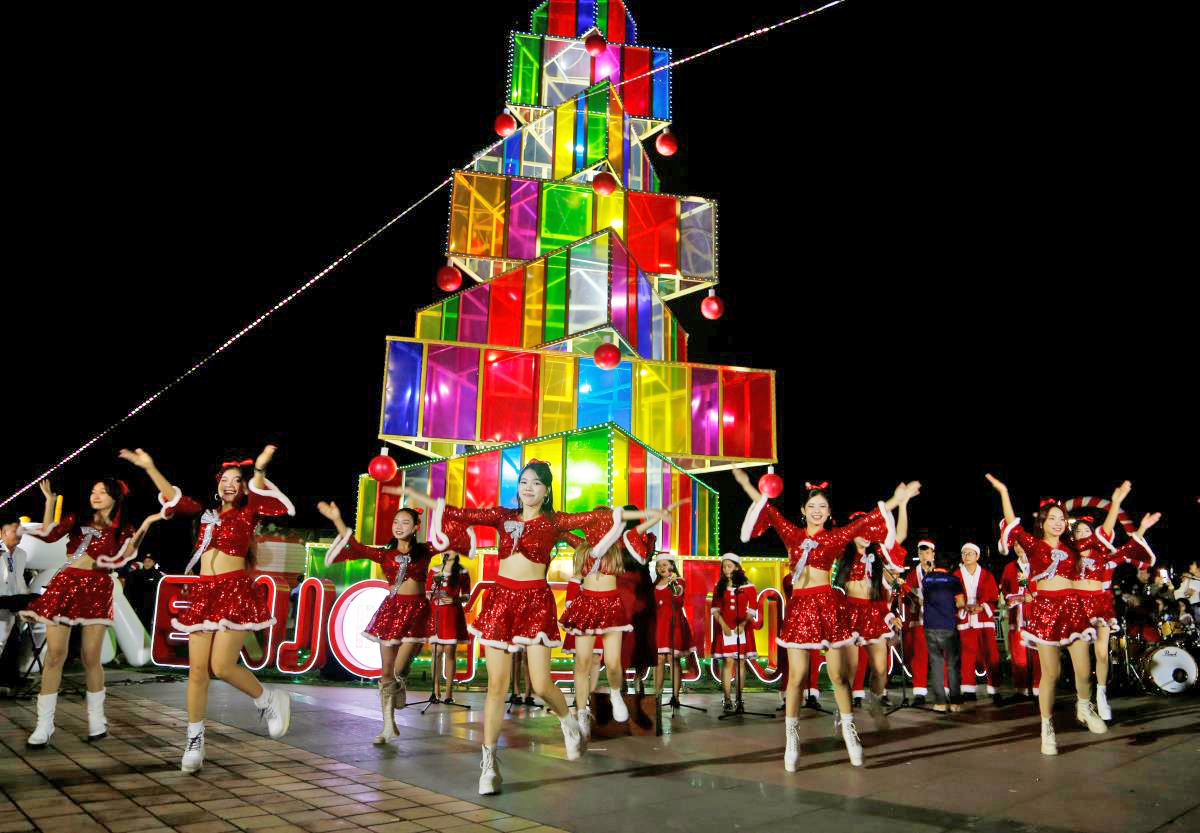 Hoa hậu Quốc tế Huỳnh Thị Thanh Thủy diễu hành cùng hơn 100 ông già Noel- Ảnh 1. giáng sinh