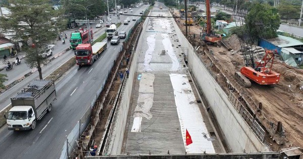 Công nhân trên công trường cầu Tân Kỳ - Tân Quý hướng dẫn phương tiện lưu thông Công nhân trên công trường cầu Tân Kỳ - Tân Quý hướng dẫn phương tiện lưu thông