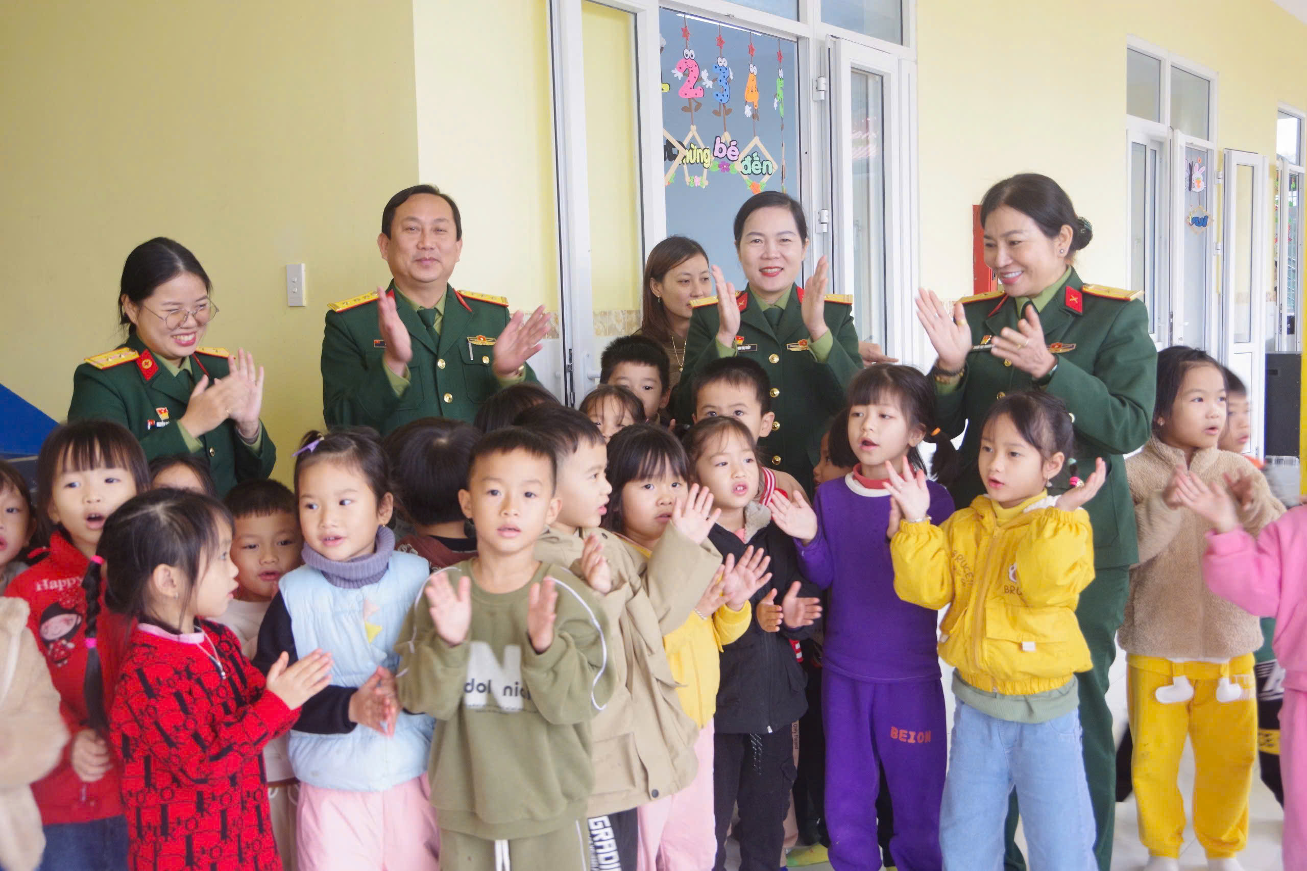 Quảng Trị: Hơn 1.100 áo ấm tặng học sinh ở địa bàn khó khăn - Ảnh 1. Quảng Trị: Hơn 1.100 áo ấm tặng học sinh ở địa bàn khó khăn - Ảnh 1.