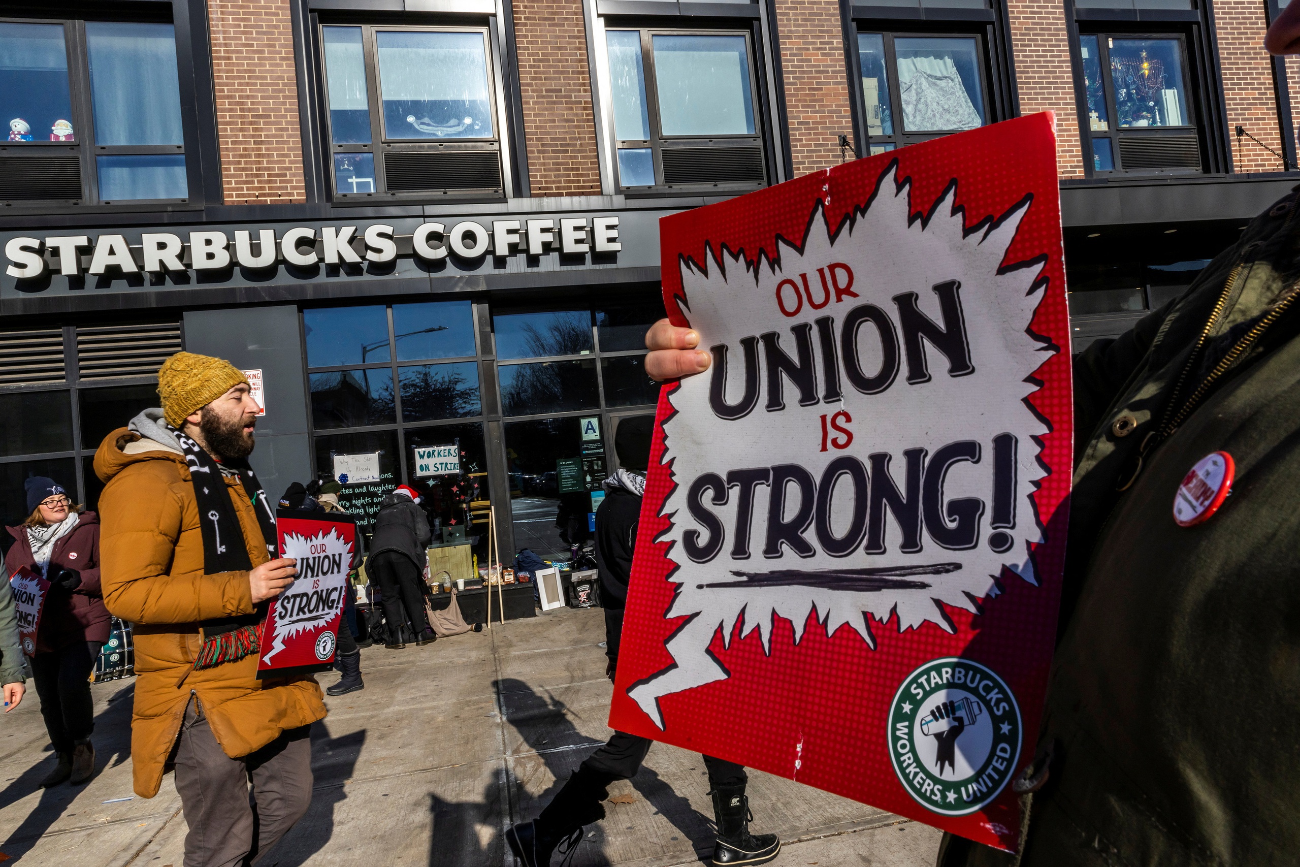 Hơn 5.000 nhân viên Starbucks sẽ đình công vào đêm Giáng sinh tại Mỹ- Ảnh 1. Hơn 5.000 nhân viên Starbucks sẽ đình công vào đêm Giáng sinh tại Mỹ- Ảnh 1.