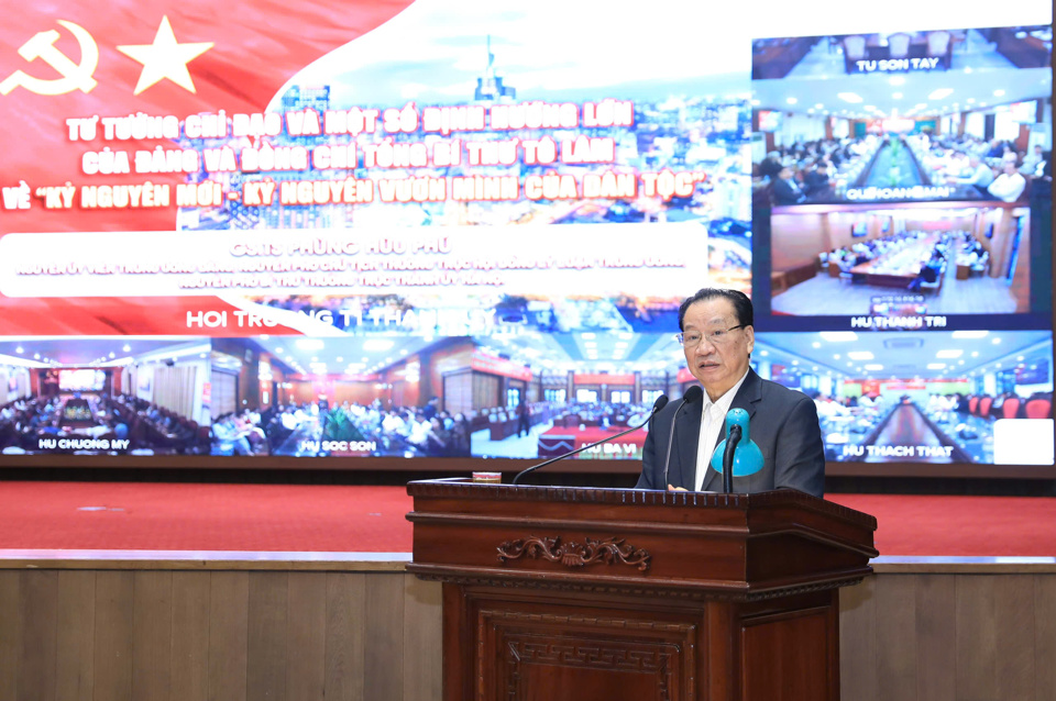 GS.TS Phùng Hữu Phú truyền đạt những nội dung chính về tư tưởng chỉ đạo, định hướng lớn của Đảng và đồng chí Tổng Bí thư Tô Lâm về kỷ nguyên mới - kỷ nguyên vươn mình của dân tộc tại hội nghị.