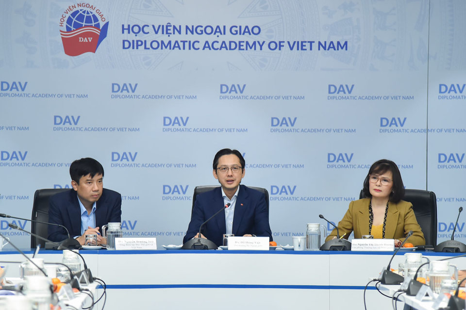 Thứ trưởng Bộ Ngoại giao kiêm Phó Trưởng ban Ban Chỉ đạo Nhân quyền Chính phủ Đỗ Hùng Việt (giữa), Tổng Biên tập Báo Thế giới và Việt Nam Nguyễn Trường Sơn (trái) và đại diện Văn phòng Thường trực Ban Chỉ đạo Nhân quyền Chính phủ Nguyễn Thị Thanh Hương chủ trì hội thảo. Ảnh: BTC