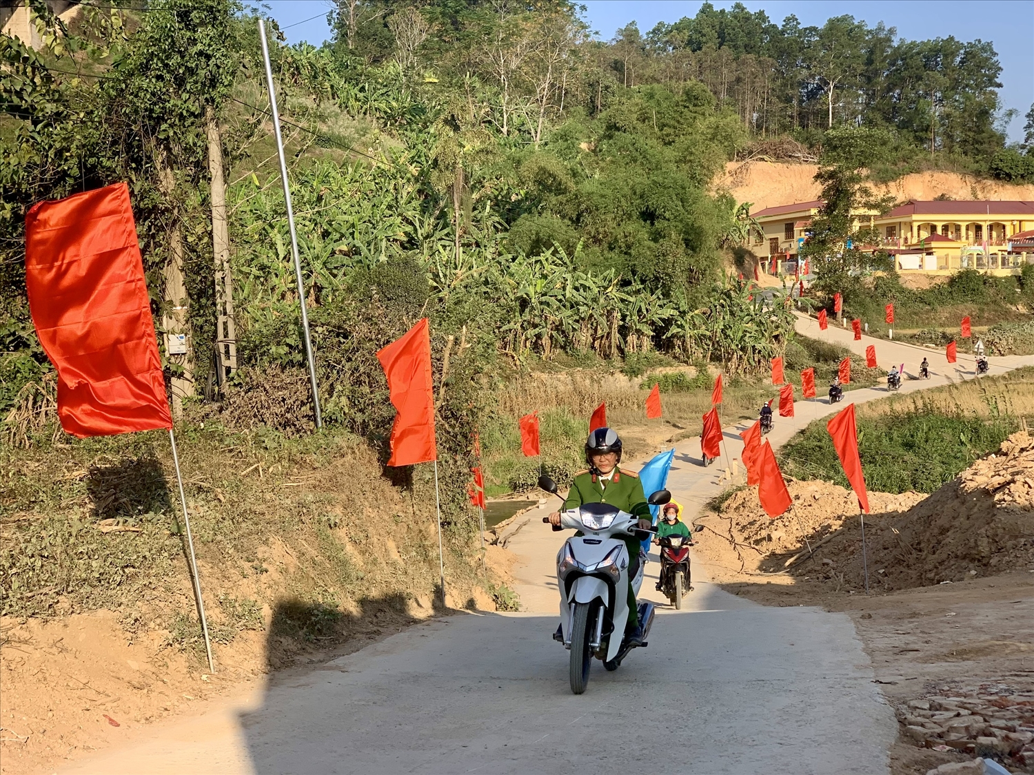 Từ nguồn kinh phí Tiểu dự án 1, Dự án 4 đầu tư cơ sở hạ tầng thiết yếu Chương trình MTQG 1719, hệ thống đường giao thôn được đầu tư xây dựng tạo thuận lợi cho người dân đi lại, giao thương hàng hóa nông sản Từ nguồn kinh phí Tiểu dự án 1, Dự án 4 đầu tư cơ sở hạ tầng thiết yếu Chương trình MTQG 1719, hệ thống đường giao thôn được đầu tư xây dựng tạo thuận lợi cho người dân đi lại, giao thương hàng hóa nông sản