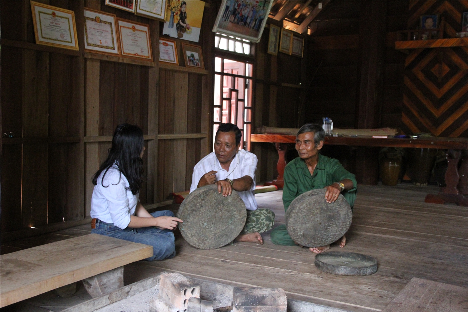 Không chỉ tuyên truyền bà con thực hiện chủ trương của Đảng, chính sách, pháp luật của Nhà nước, già Y Dhun vận động Nhân dân giữ gìn văn hóa truyền thống Không chỉ tuyên truyền bà con thực hiện chủ trương của Đảng, chính sách, pháp luật của Nhà nước, già Y Dhun vận động Nhân dân giữ gìn văn hóa truyền thống