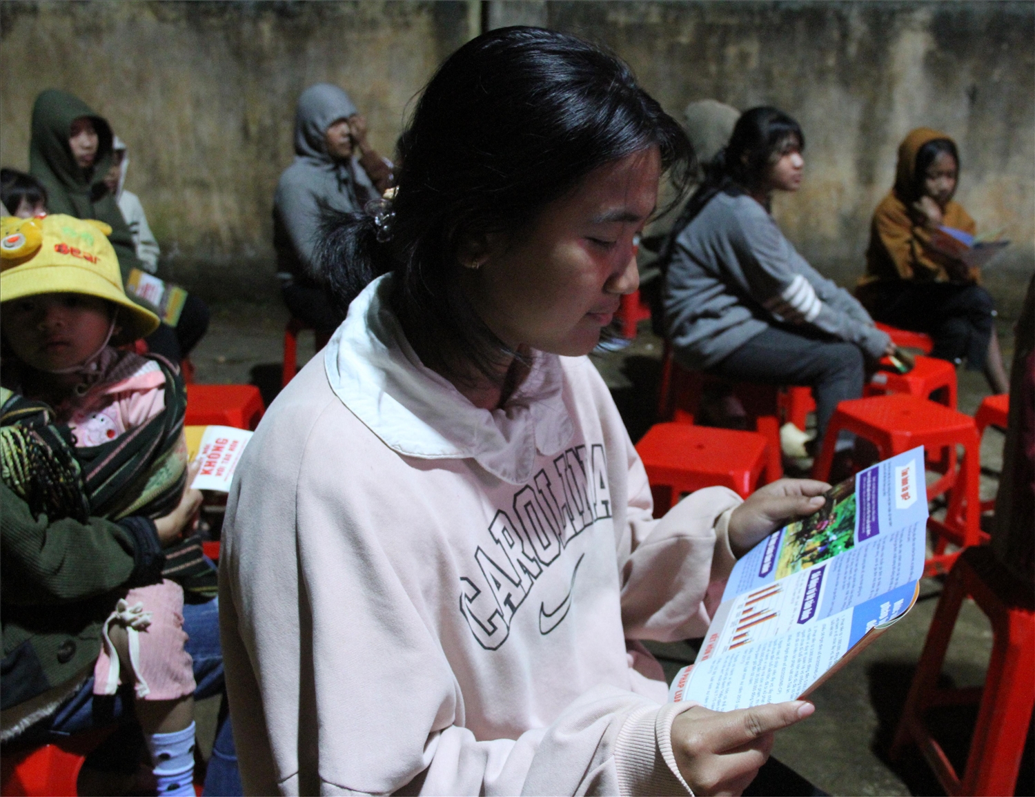 Em H’Nhen Êban (15 tuổi), buôn Tơ Lơ tìm hiểu về tảo hôn, hôn nhân cận huyết thống và pháp luật hôn nhân, gia đình qua tờ rơi Em H’Nhen Êban (15 tuổi), buôn Tơ Lơ tìm hiểu về tảo hôn, hôn nhân cận huyết thống và pháp luật hôn nhân, gia đình qua tờ rơi