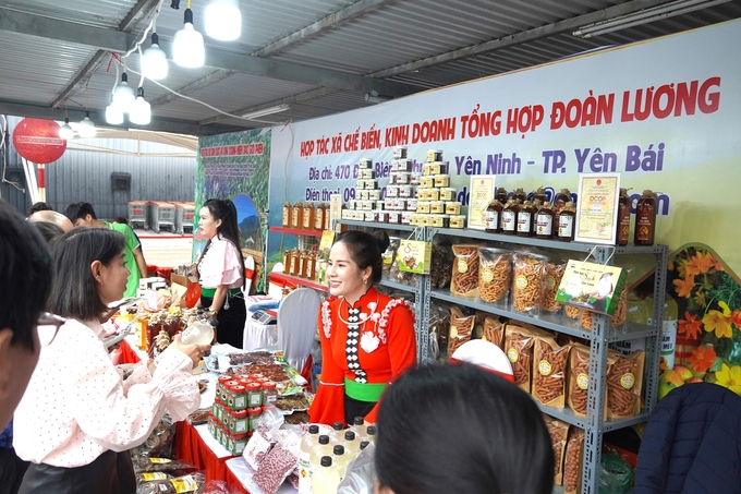 3-tuan-hang-yen-bai-thu-hut-dong-dao-khach-tham-quan-va-mua-sam-dac-san-ngay-ngay-dau-khai-mac-163852_550.jpg Đông đảo khách tham quan và mua sắm đặc sản ngay ngày đầu khai mạc Tuần hàng.
