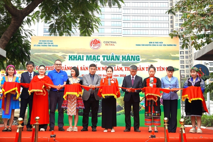 2-cac-dai-bieu-thuc-hien-nghi-thuc-khai-mac-tuan-hang-yen-bai-163948_16.jpg Các đại biểu thực hiện nghi thức khai mạc Tuần hàng.