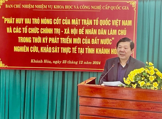 Ông Nguyễn Hữu Dũng, Ủy viên Đoàn Chủ tịch, nguyên Phó Chủ tịch Ủy ban Trung ương MTTQ Việt Nam đang phát biểu tại hội nghị.