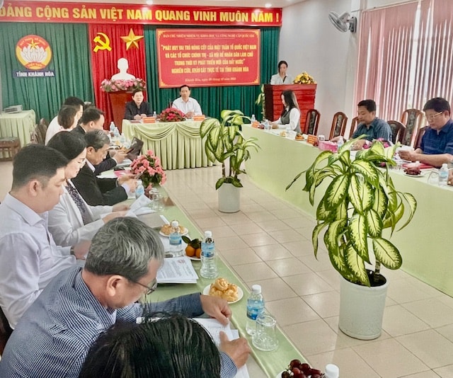 Đoàn khảo sát đề tài Quốc gia đang làm việc tại Khánh Hòa.