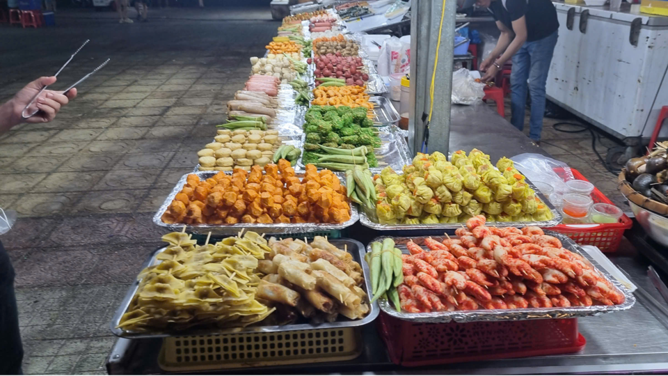 Lực lượng chức năng sẽ thanh tra, kiểm tra tập trung vào nhóm sản phẩm tiêu thụ nhiều trong dịp Tết, lễ hội có yếu tố nguy cơ cao, các làng nghề chế biến thực phẩm… Ảnh: Trung Nhân