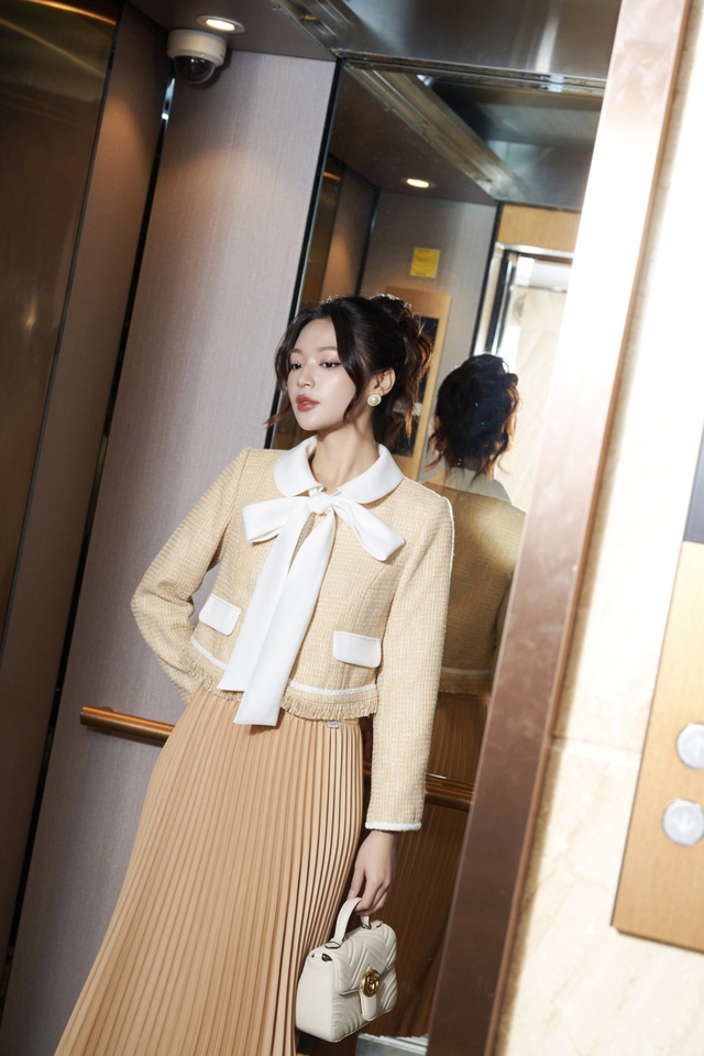 Khơi gợi vẻ tiểu thư, thần thái quý phái cùng thời trang vải tweed- Ảnh 3. Khơi gợi vẻ tiểu thư, thần thái quý phái cùng thời trang vải tweed- Ảnh 3.