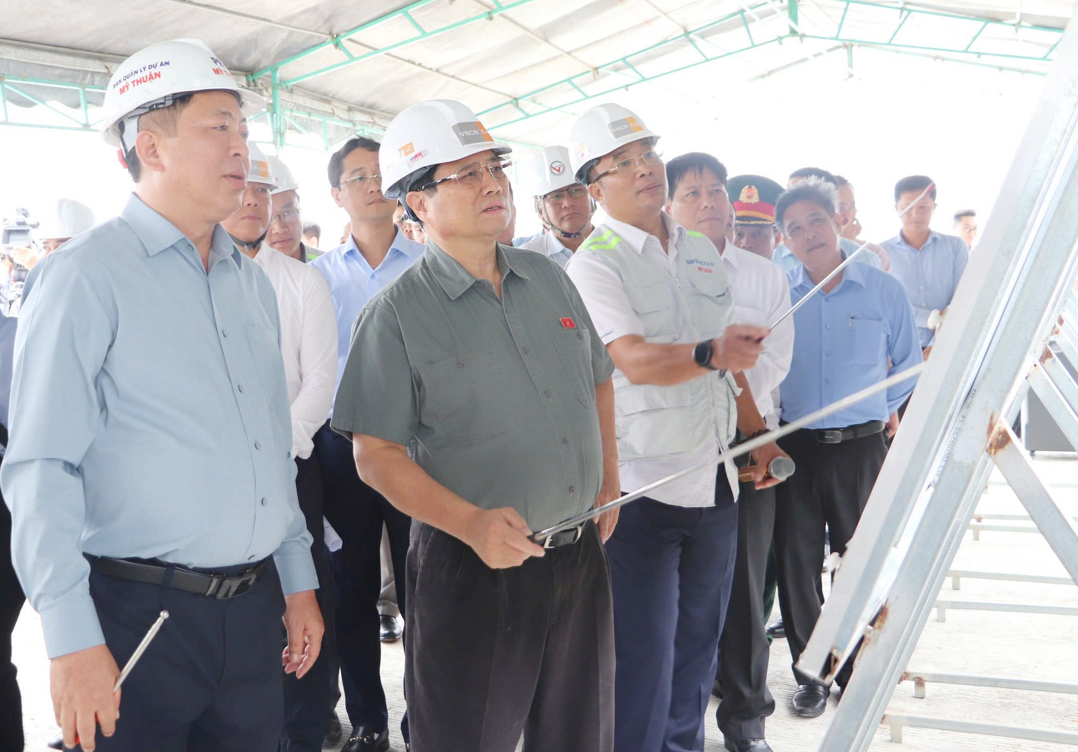 Thủ tướng: Không để công nhân, nhà thầu cô đơn trên công trường giao thông- Ảnh 1. Thủ tướng: Không để công nhân, nhà thầu cô đơn trên công trường giao thông- Ảnh 1.