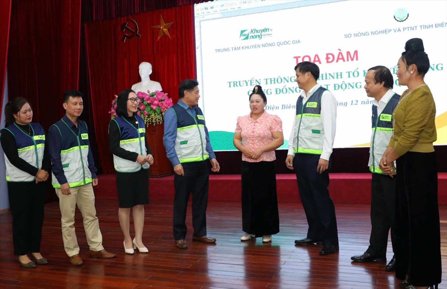 Ông Lê Quốc Thanh, Giám đốc Trung tâm Khuyến nông Quốc gia trò chuyện cùng các đại biểu tham dự tọa đàm Ông Lê Quốc Thanh, Giám đốc Trung tâm Khuyến nông Quốc gia trò chuyện cùng các đại biểu tham dự tọa đàm