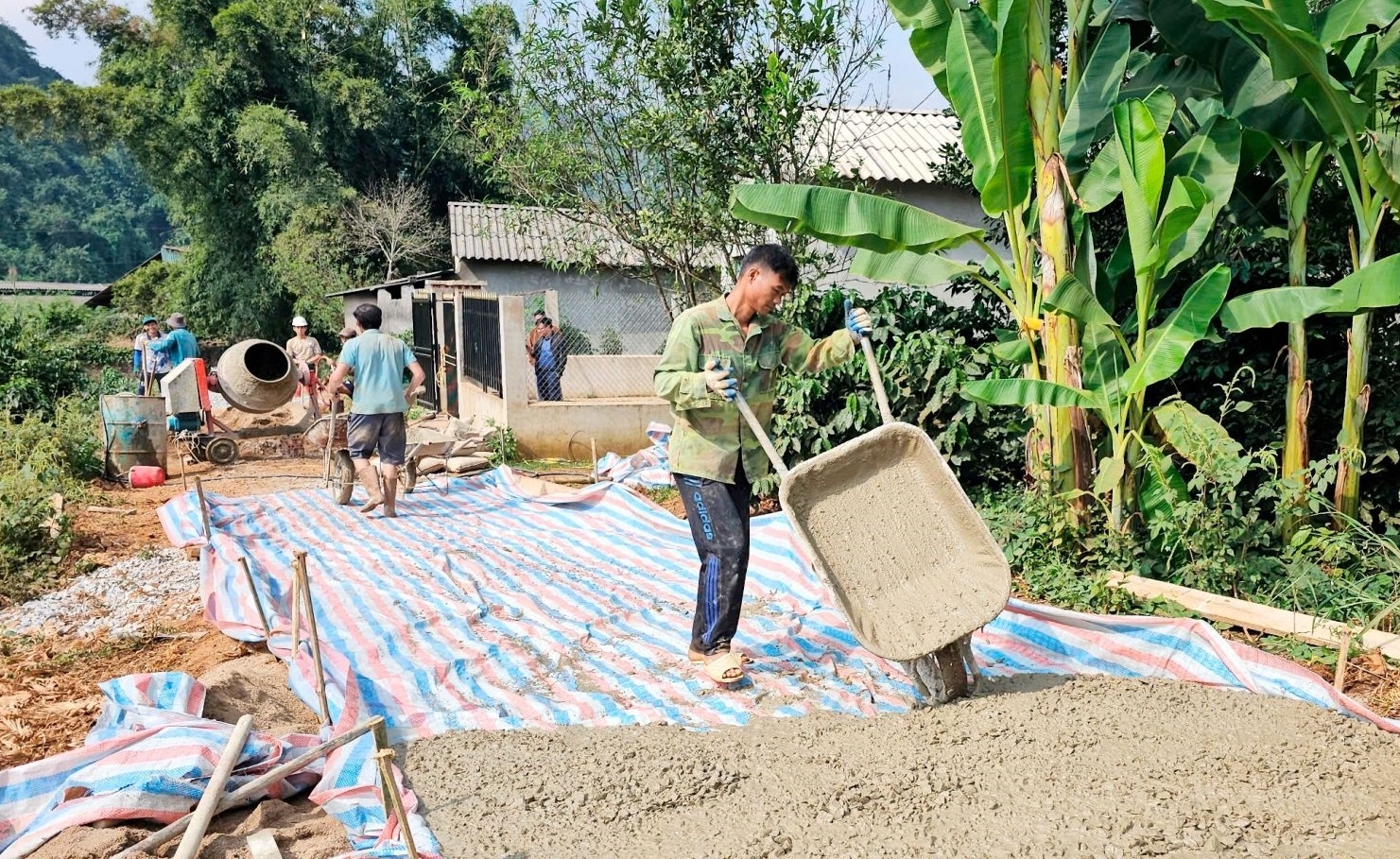 Các chính sách hỗ trợ từ Chương trình MTQG 1719 đã tạo động lực, là “đòn bẩy” phát triển kinh tế - xã hội vùng đồng bào DTTS tỉnh Sơn La. (Trong ảnh: Tuyến đường nội bản Heo Trại, xã Chiềng Pha, huyện Thuận Châu được cứng hóa từ vốn Chương trình MTQG 1719) Các chính sách hỗ trợ từ Chương trình MTQG 1719 đã tạo động lực, là “đòn bẩy” phát triển kinh tế - xã hội vùng đồng bào DTTS tỉnh Sơn La. (Trong ảnh: Tuyến đường nội bản Heo Trại, xã Chiềng Pha, huyện Thuận Châu được cứng hóa từ vốn Chương trình MTQG 1719)