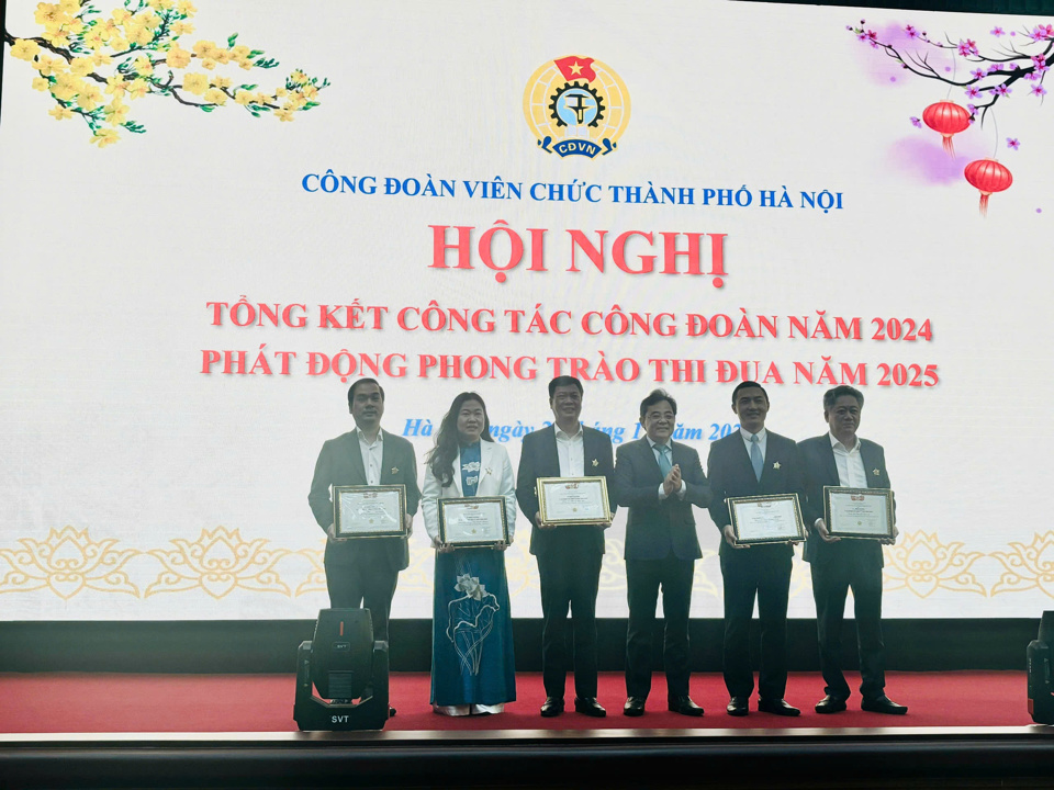 Ban tổ chức trao tặng Kỷ niệm chương Vì sự nghiệp xây dựng tổ chức Công đoàn của Tổng LĐLĐ Việt Nam cho các cá nhân