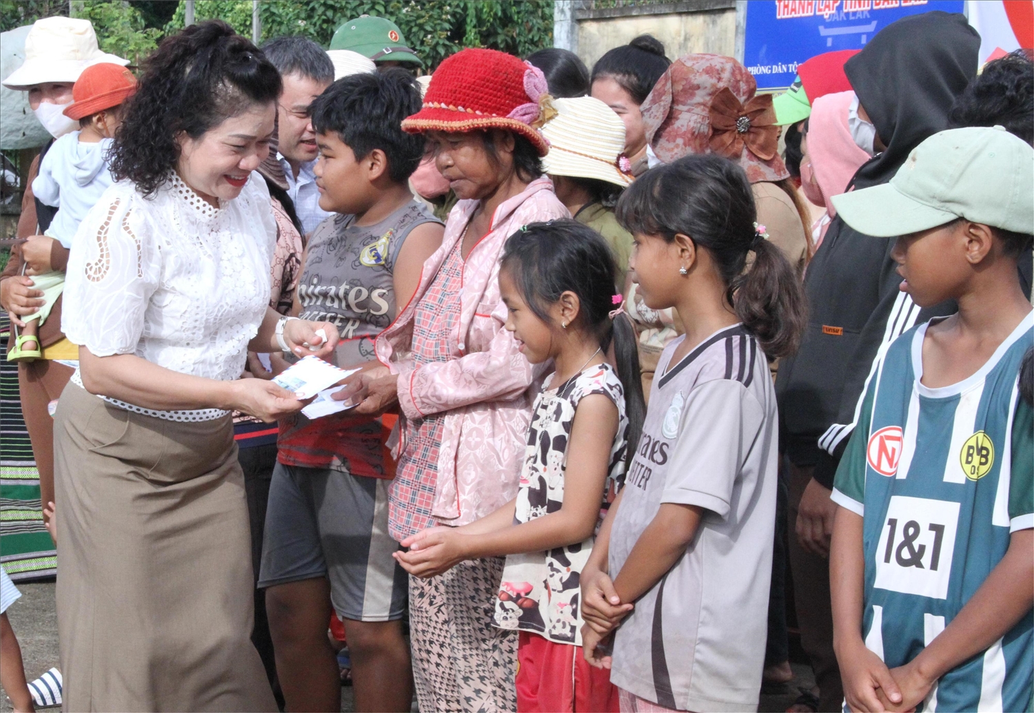 Cùng với các đơn nghĩa tặng “Hàng cây kết nghĩa”, Bí thư Huyện ủy huyện Krông Ana H’Yâo Knul tặng quà cho hộ nghèo, cận nghèo buôn Drai Cùng với các đơn nghĩa tặng “Hàng cây kết nghĩa”, Bí thư Huyện ủy huyện Krông Ana H’Yâo Knul tặng quà cho hộ nghèo, cận nghèo buôn Drai
