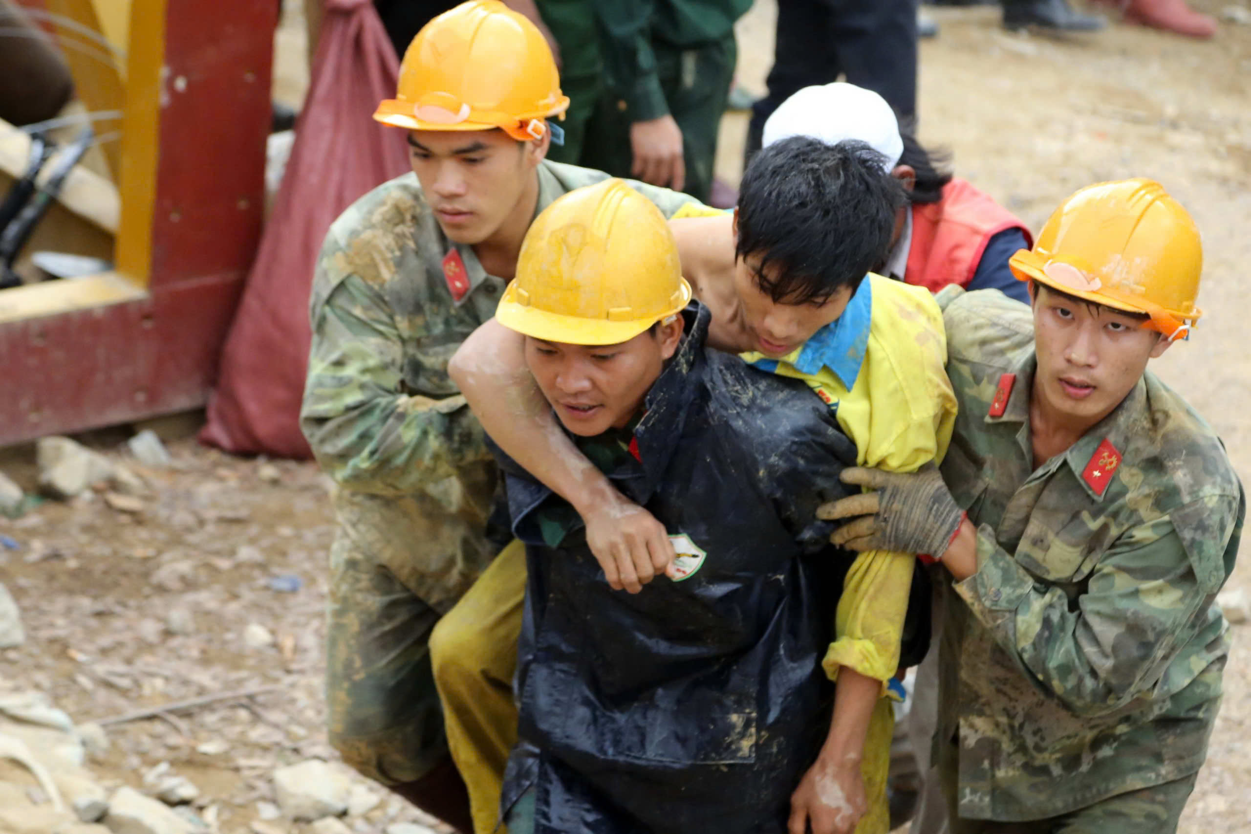 Kỳ tích cứu người của công binh trong vụ sập hầm thủy điện Đạ Dâng - Đạ Chomo- Ảnh 1. Kỳ tích cứu người của công binh trong vụ sập hầm thủy điện Đạ Dâng - Đạ Chomo- Ảnh 1.