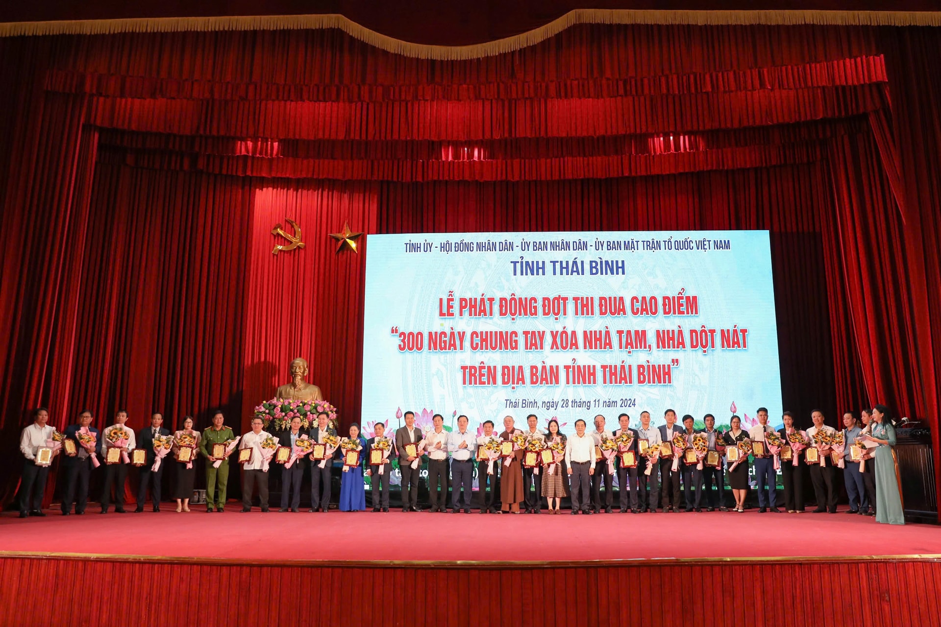 Lãnh đạo tỉnh Thái Bình tặng hoa và bảng tôn vinh cho các cơ quan, đơn vị tham gia ủng hộ tại lễ phát động h1