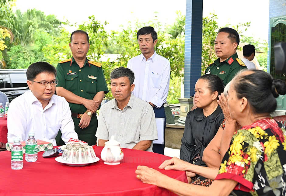 Lãnh đạo TP HCM thăm gia đình các liệt sĩ hy sinh trong diễn tập tác chiến phòng thủ Quân khu 7- Ảnh 1. Lãnh đạo TP HCM thăm gia đình các liệt sĩ hy sinh trong diễn tập tác chiến phòng thủ Quân khu 7- Ảnh 1.