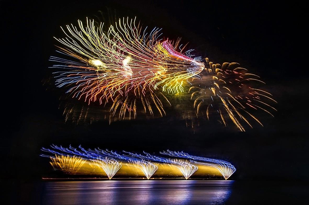 Lễ hội pháo hoa Đà Nẵng qua ống kính của Ông Văn Sinh- Ảnh 1. Lễ hội pháo hoa Đà Nẵng qua ống kính của Ông Văn Sinh- Ảnh 1.