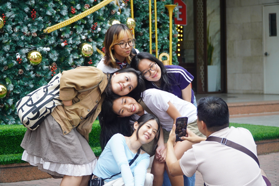 Với nhiều bạn trẻ, ngoài việc mua sắm, tặng quà thì phải có bộ ảnh thật “chất” để lưu dấu ấn trọn vẹn với mùa lễ hội cuối năm Ảnh: QUỐC THẮNG Với nhiều bạn trẻ, ngoài việc mua sắm, tặng quà thì phải có bộ ảnh thật “chất” để lưu dấu ấn trọn vẹn với mùa lễ hội cuối năm Ảnh: QUỐC THẮNG