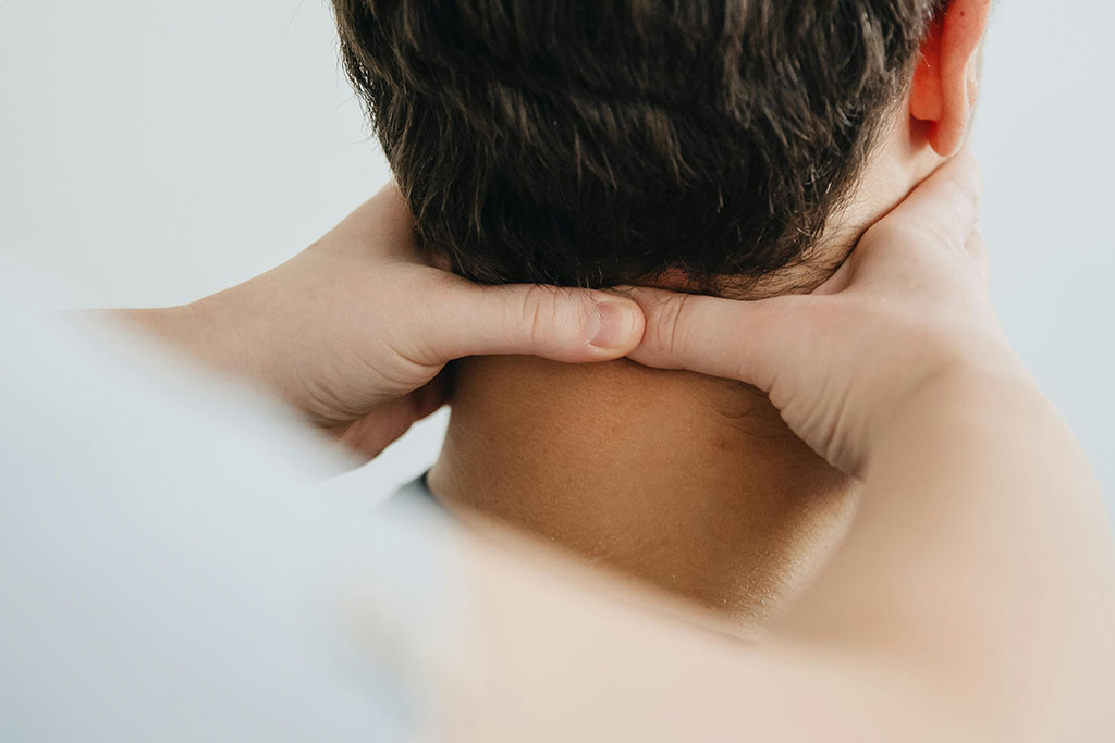 Massage cổ vai gáy không đúng cách gây ra những nguy cơ gì?- Ảnh 1. Massage cổ vai gáy không đúng cách gây ra những nguy cơ gì?- Ảnh 1.