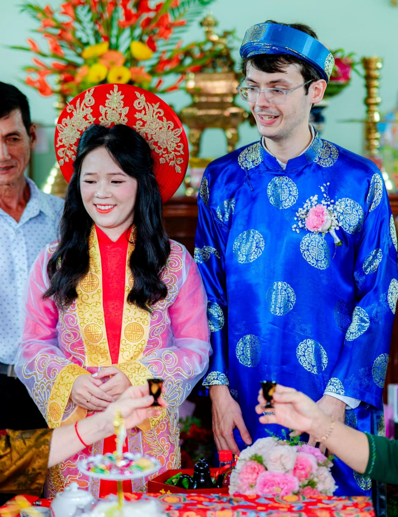 Mẹ chồng Pháp ngồi ghe đón dâu, quét sân giúp thông gia Việt sau đám cưới - Ảnh 2. Mẹ chồng Pháp ngồi ghe đón dâu, quét sân giúp thông gia Việt sau đám cưới - Ảnh 2.