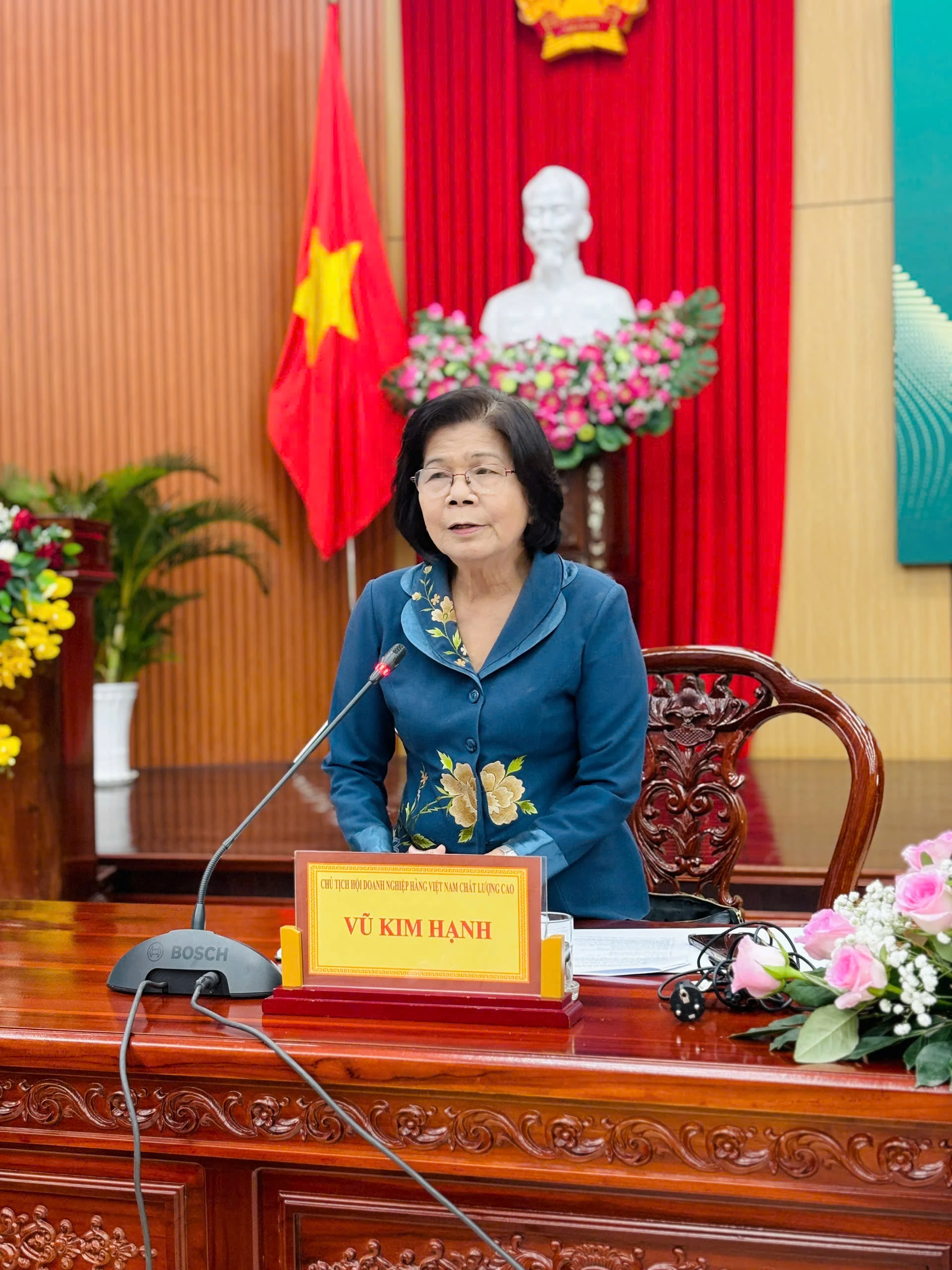 Bà Vũ Kim Hạnh, chủ tịch hội DNHVNCLC phát biểu tại họp báo Bà Vũ Kim Hạnh, chủ tịch hội DNHVNCLC phát biểu tại họp báo