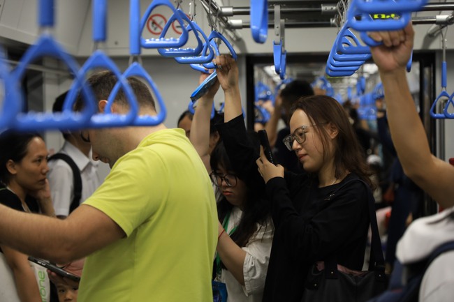 Metro Bến Thành – Suối Tiên đón gần 400.000 lượt khách sau 4 ngày- Ảnh 1. Metro Bến Thành – Suối Tiên đón gần 400.000 lượt khách sau 4 ngày- Ảnh 1.